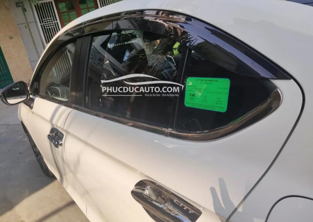 vè_che_mưa_xe_hơi