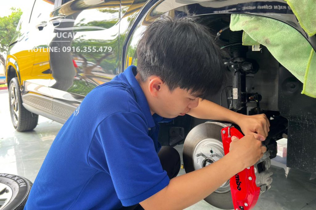custin_lắp_ốp_phanh_brembo