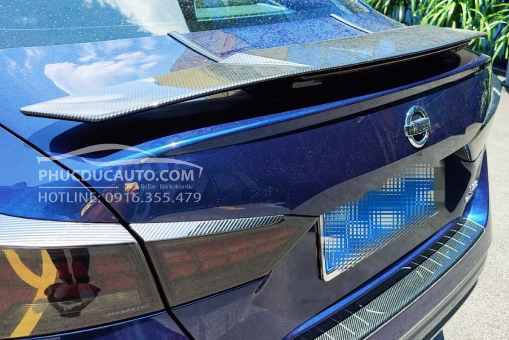 đuôi_gió_thể_thao_carbon_xe_hơi