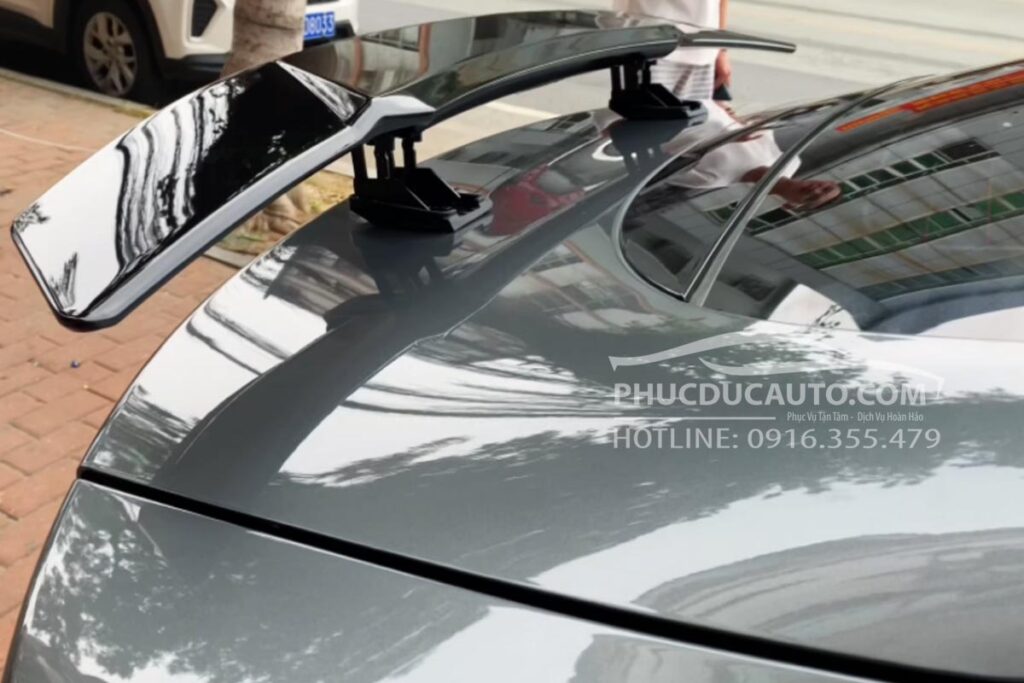 đuôi_gió_thể_thao_carbon_xe_hơi