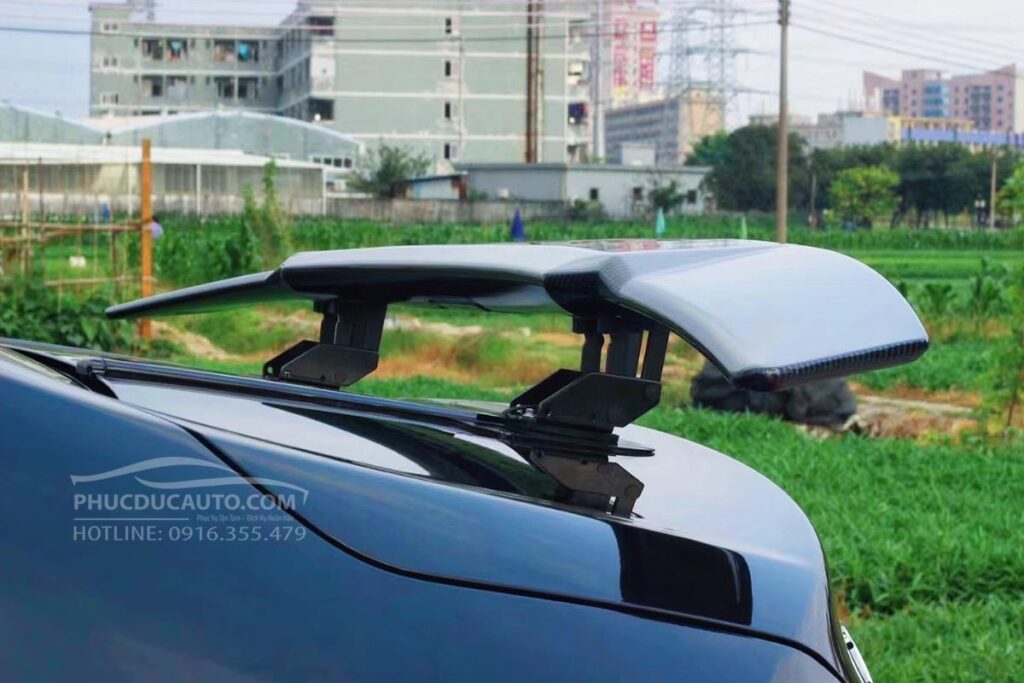 đuôi_gió_thể_thao_carbon_xe_hơi