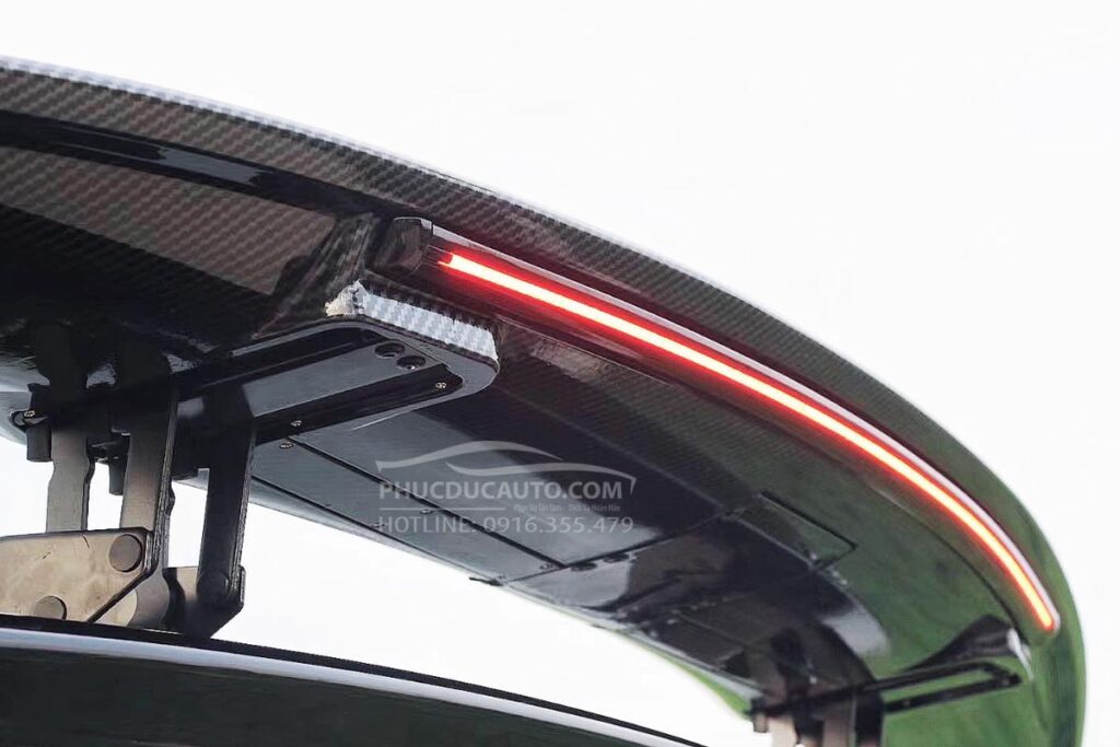 đuôi_gió_thể_thao_carbon_xe_hơi