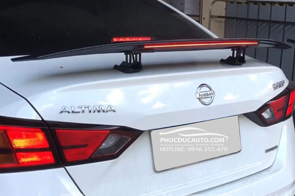 đuôi_gió_thể_thao_carbon_xe_hơi